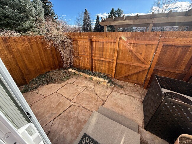 Building Photo - Newly updated 2 story townhome with single car garage in Littleton