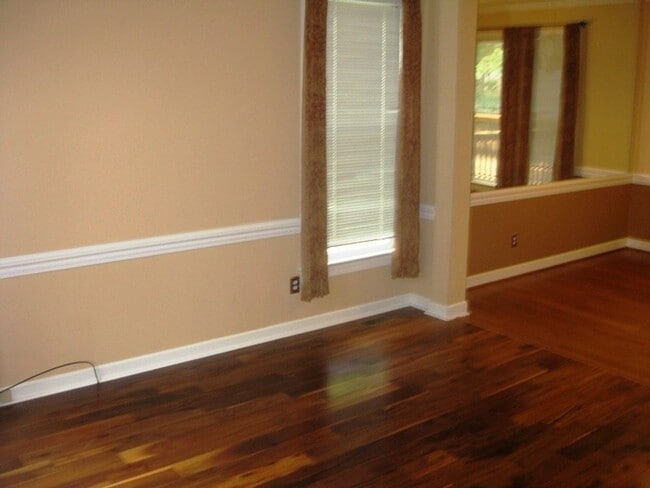 Building Photo - Pre-lease now for April!