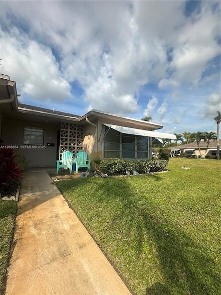 Building Photo - 1252 Club Dr W