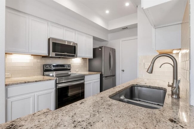 Building Photo - 4711 Spicewood Springs Rd