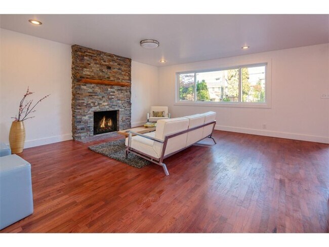Building Photo - Incredible 3 Bed 2 Bath Madrona Home for L...