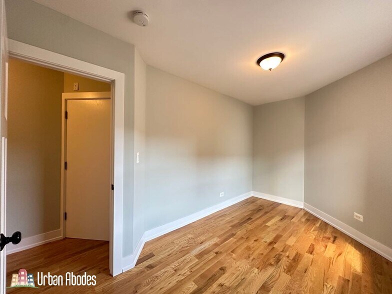 Building Photo - 816 W Cornelia Ave