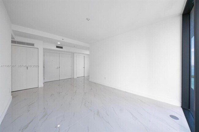 Building Photo - 700 NE 24th St