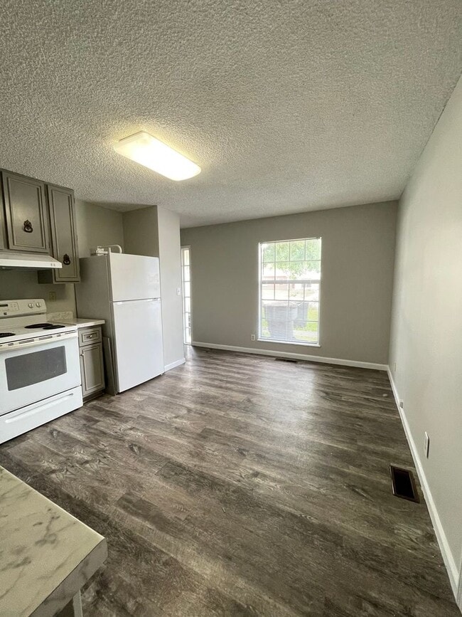 Building Photo - 4-Bedroom Home on the South Side - Available NOW