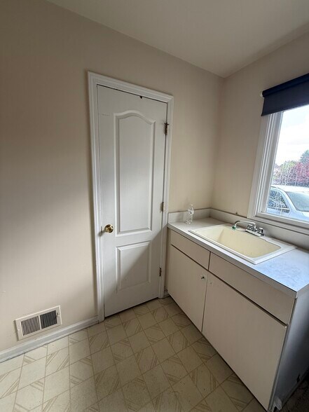 Building Photo - 7782 Watford Dr