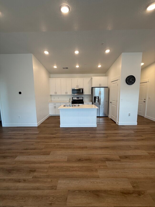 Building Photo - 471 W 15 S