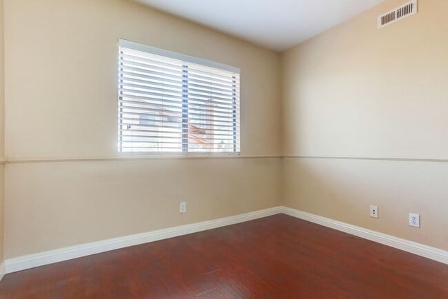 Building Photo - Charming Two Story 3 BR Home Available Mid June!
