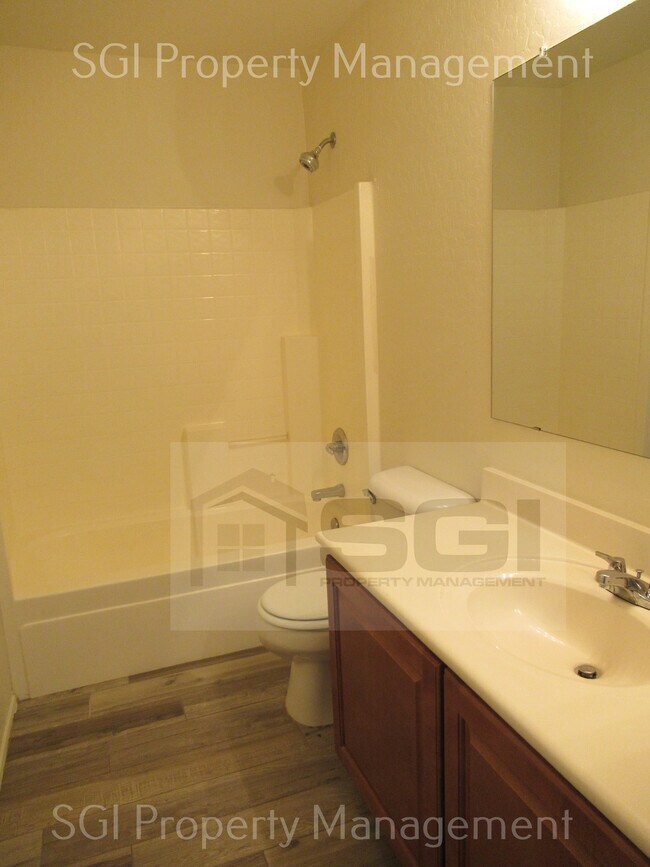Building Photo - 3123 W Pleasant Ln