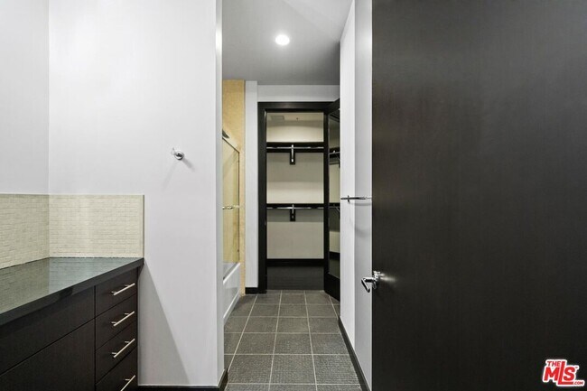 Building Photo - 655 S Hope St