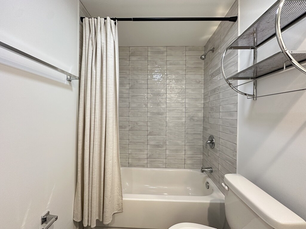 Building Photo - 940 W Winona St