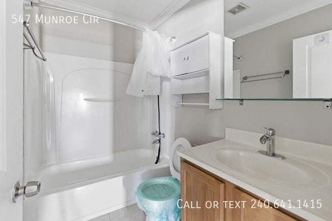 Building Photo - 547 Munroe Cir