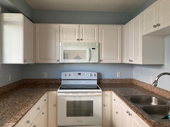 Building Photo - 7800 Collins Ave