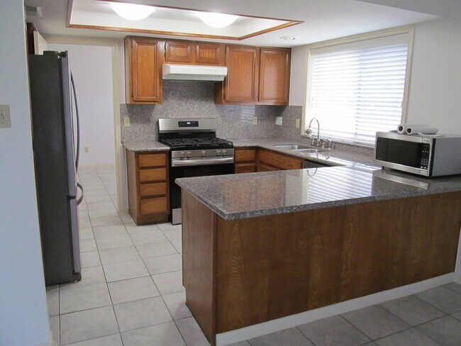 Building Photo - 2118 Hickory Lawn Dr