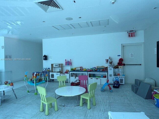 Building Photo - 601 NE 36th St