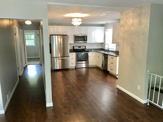 Building Photo - Robbinsdale's 3-Bedroom Home with Walk-Out Deck!