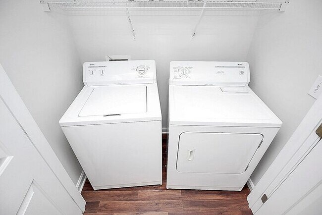 Building Photo - 2BD/2.5BA End Unit Townhome in Blakeney Greens!