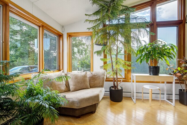 Building Photo - 8280 Queen St