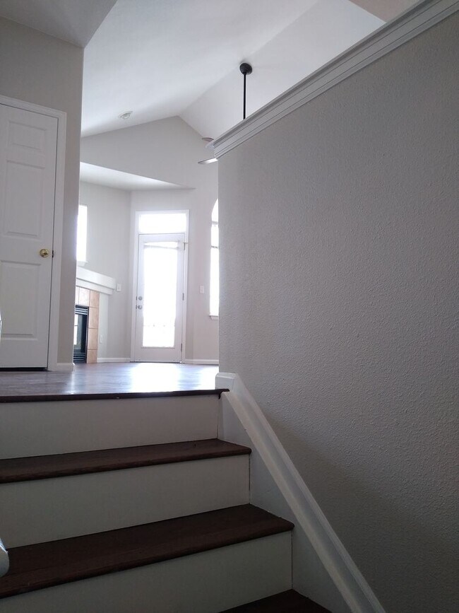 Building Photo - Stunning Highlands Ranch Townhome