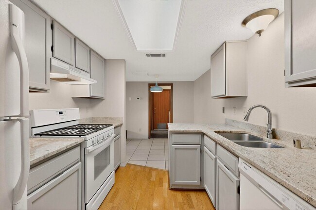 Building Photo - Prospectors Point NE Condo 2 Bedroom, 2 story, 1 1/2 Bath, 1 car garage