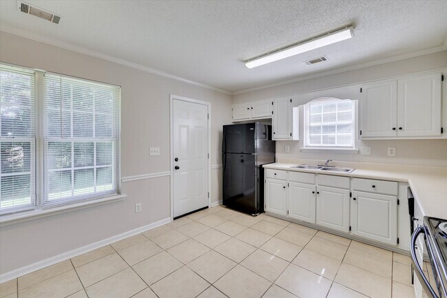 Building Photo - 2811 Bennington Dr