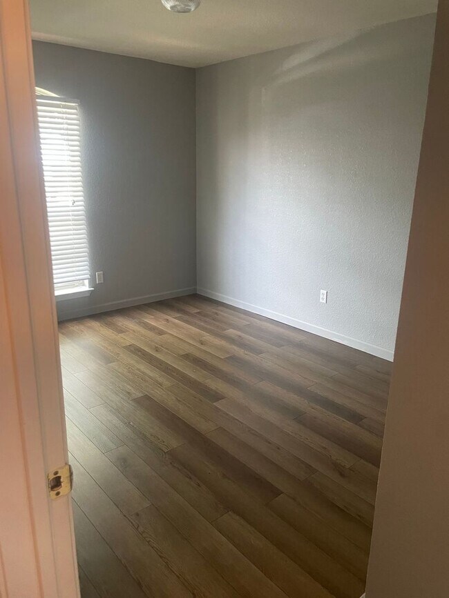 Building Photo - 4 bedroom 2 bathroom house! HOUSING ACCEPTED!