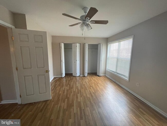 Building Photo - 33 Versailles Ct