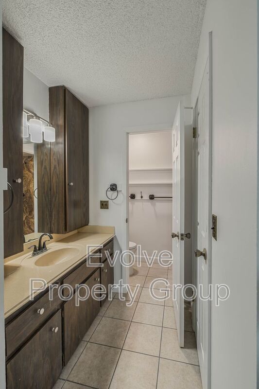 Building Photo - 724 Forest Glen Ct