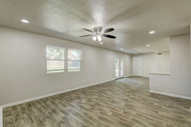 Building Photo - Spacious Elegance: Open Floor Plan, Dual V...