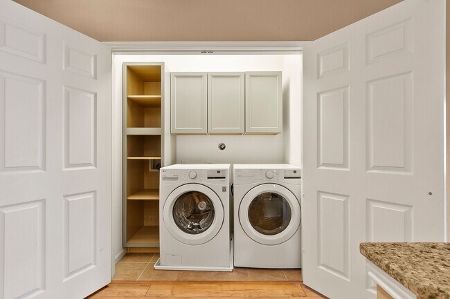 Building Photo - Midtown Village 3 Bed 3 Bath Condo!