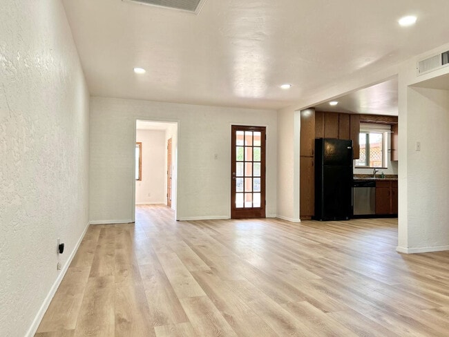 Building Photo - 6607 E Sheridan St