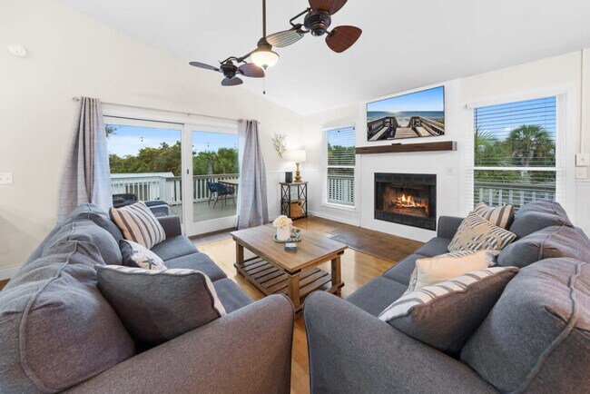 Building Photo - 501 Dolphin St