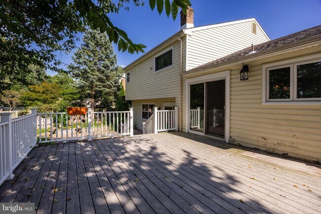 Building Photo - 18 Lakeview Dr