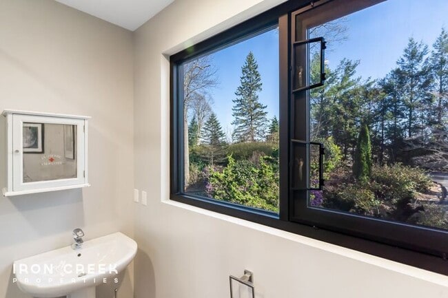 Building Photo - 910 Rockhold Dr