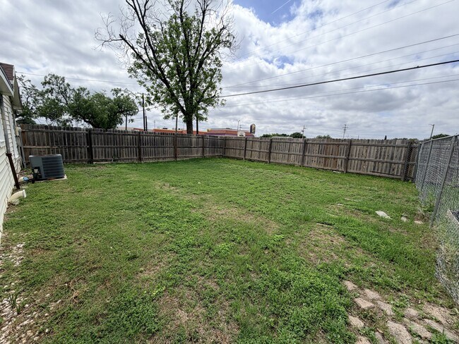 Building Photo - 421 N Archer St