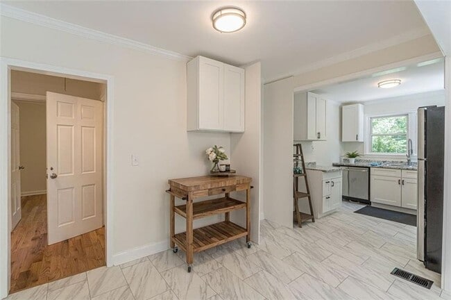 Building Photo - 1226 Thomas Rd