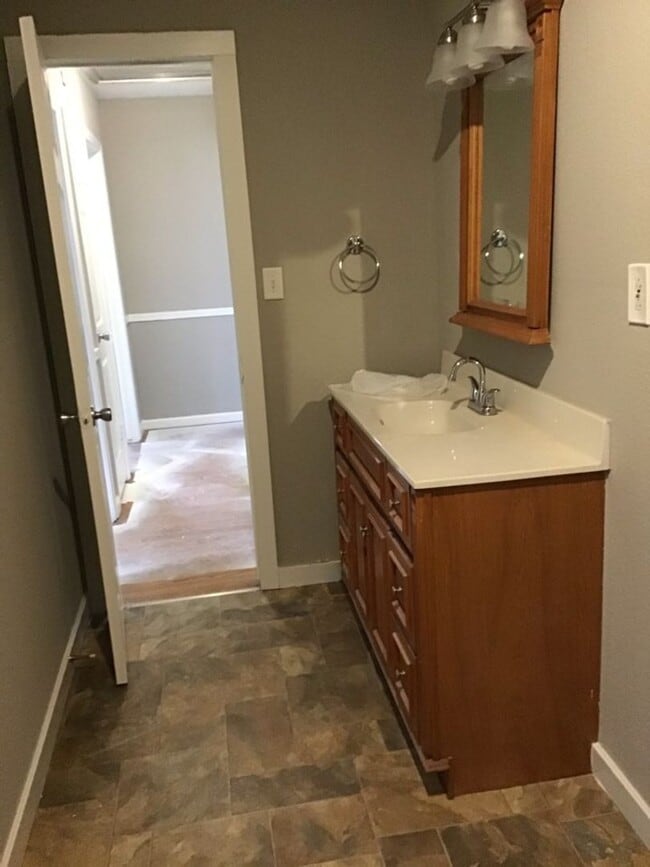 Building Photo - April Move-Ins – Reserve Now! 3 bed, 2 bath