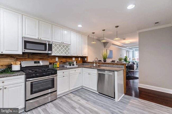 Building Photo - 411 S Duncan St