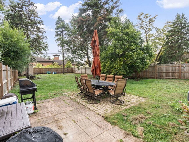 Building Photo - 122 E Crescent Ave