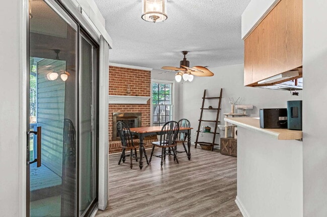 Building Photo - Charming 3-Bedroom Retreat with 2 Full Bat...