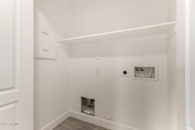 Building Photo - 911 E Lovegrass Dr