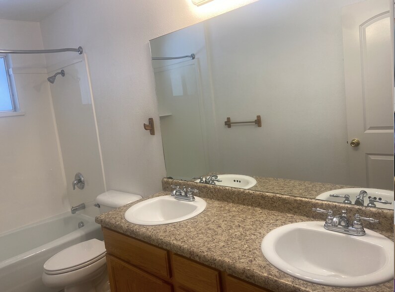 Building Photo - 246 Cherry Hill Dr