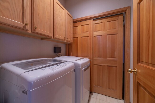Building Photo - Attached garage! Beautiful views! Heart of...