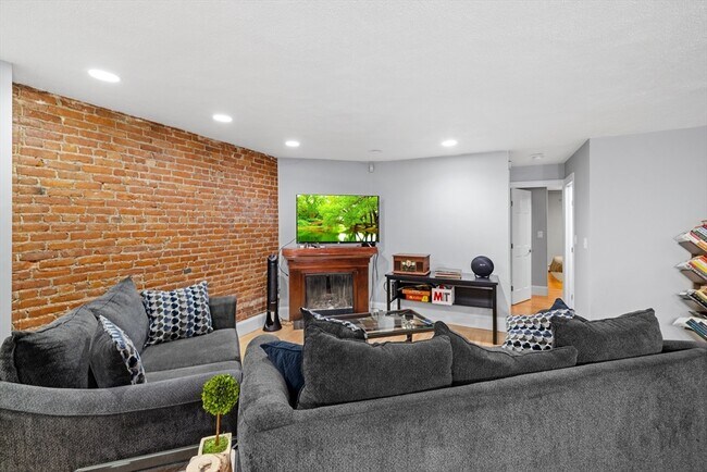 Building Photo - 407 Marlborough St