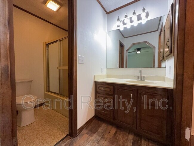 Building Photo - 5621 Lia Dr
