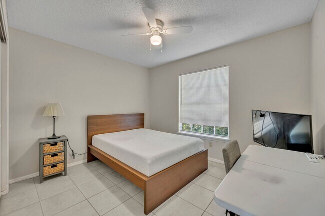 Building Photo - UCF Condo Utilities included