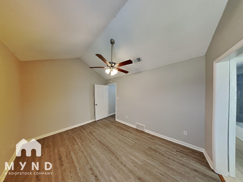 Building Photo - 530 Creekwood Cir S