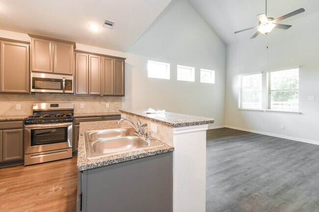 Building Photo - 321 Lk Wy Cir