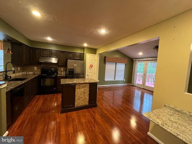 Building Photo - 283 Point to Point Square