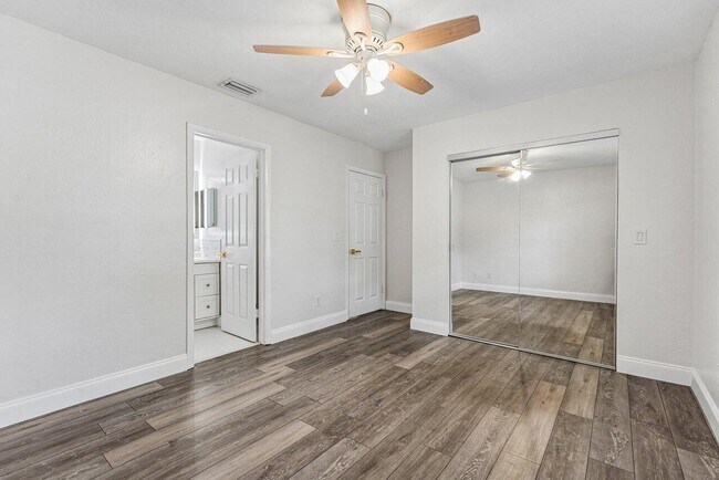 Building Photo - 2103 N Palm Cir