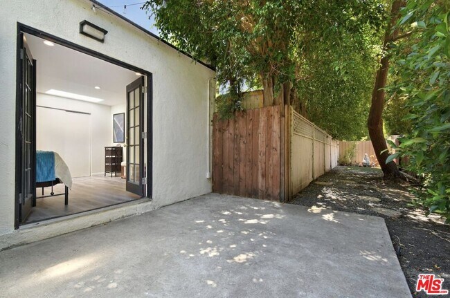 Building Photo - 653 N W Knoll Dr